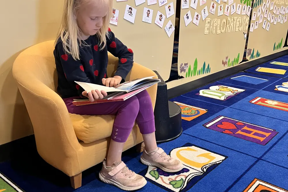 Enfant qui lit dehors