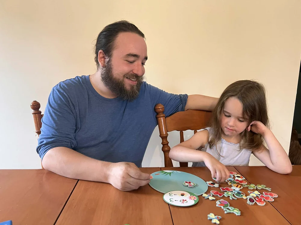 Nathan, directeur technique, avec sa fille autour d'un jeu