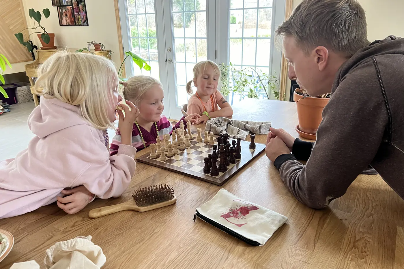 Une famille pr&eacute;pare une recette ensemble