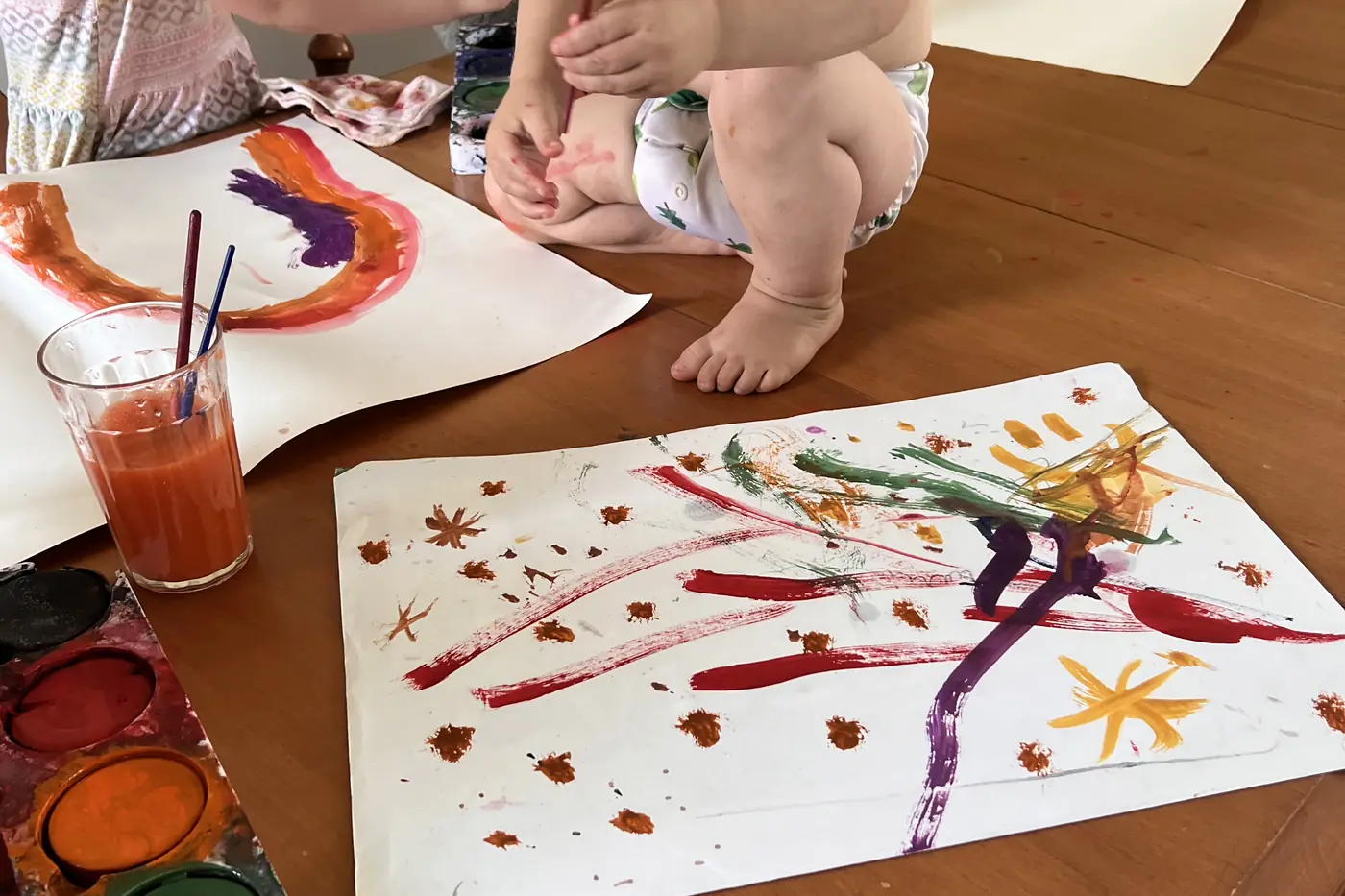 Un enfant manipule du matériel