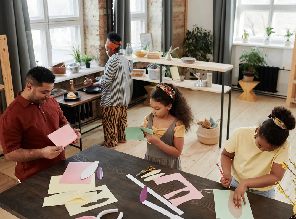 Un parent et son enfant realisent un projet