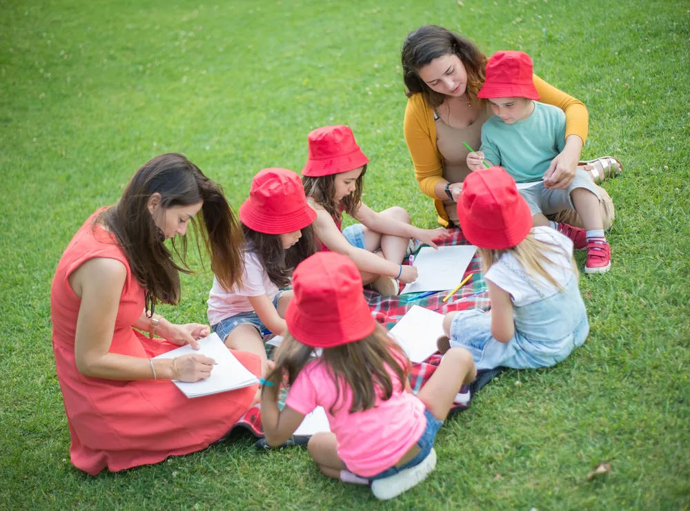 Un parent observe avec son enfant